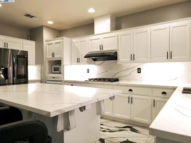 556 Sherborne Court, Galt CA: https://media.crmls.org/mediaz/df1b5d65-a766-4bc1-b1fd-a546d24efb17.jpg