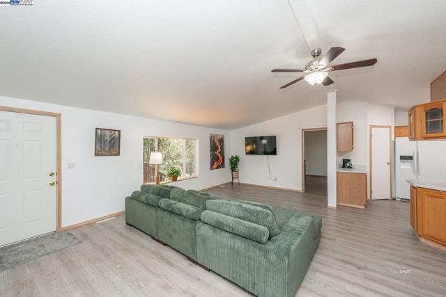 430 Bridge Rd, Douglas City CA: https://media.crmls.org/mediaz/df1b903d-1e39-4372-a636-c588516d3143.jpg