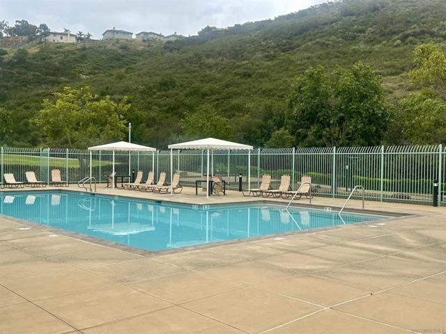 2176 Pointe Pkwy, Spring Valley CA: https://media.crmls.org/mediaz/df1b9295-4a0d-4b39-8a30-a2001915833e.jpg