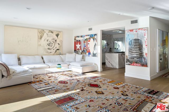 517 N Laurel Avenue, Los Angeles CA: https://media.crmls.org/mediaz/df1c44fe-19a3-4812-bcfe-7d529e096c94.jpg