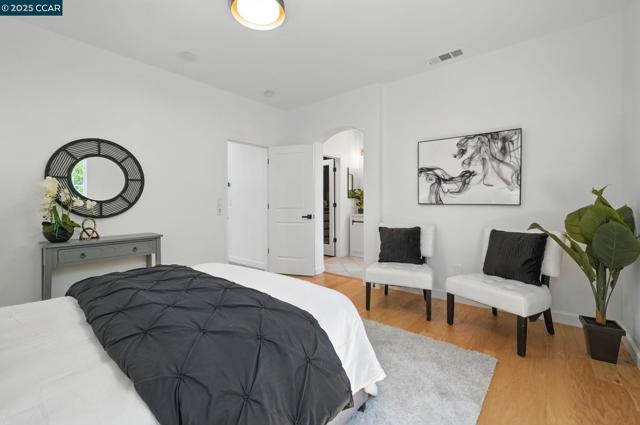 10708 Prince Royal Ct, Oakland CA: https://media.crmls.org/mediaz/df1cc416-6e2b-4c52-82ce-e3b9578558b7.jpg