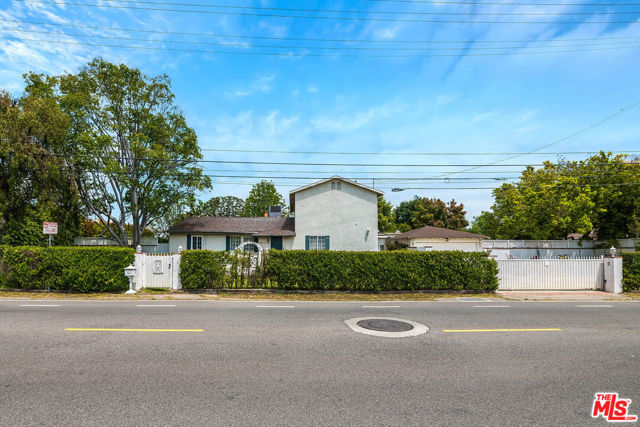10355 Camarillo Street, Toluca Lake CA: https://media.crmls.org/mediaz/df1ccfed-93d1-44b0-88a3-34afe24b7e85.jpg