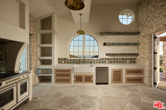 33239 Mulholland Highway, Malibu CA: https://media.crmls.org/mediaz/df1d631a-e2d1-4405-9b28-3fc6067bc2d9.jpg
