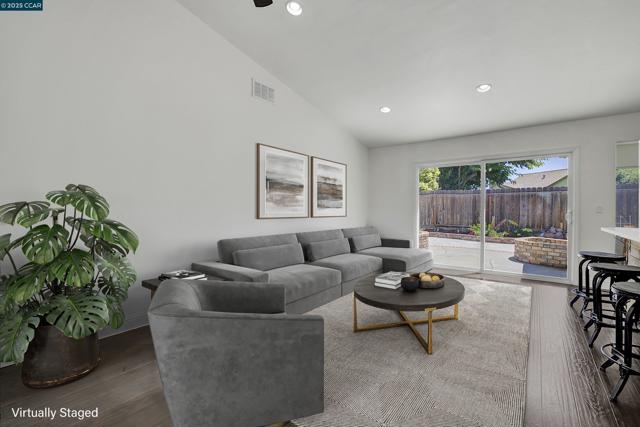 4780 Burgundy Dr, Oakley CA: https://media.crmls.org/mediaz/df1e6843-dfb8-4ea5-b4a7-1da9c2ac3b6a.jpg