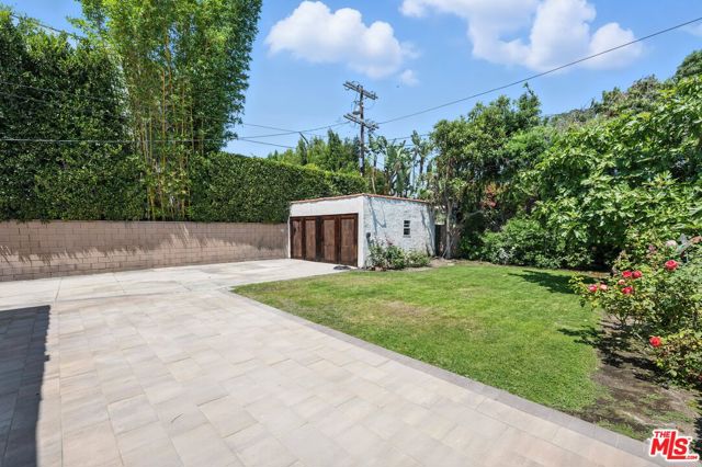 330 N La Jolla Avenue, Los Angeles CA: https://media.crmls.org/mediaz/df1ee8df-ca01-4029-8a0a-6f97b6fbf18d.jpg