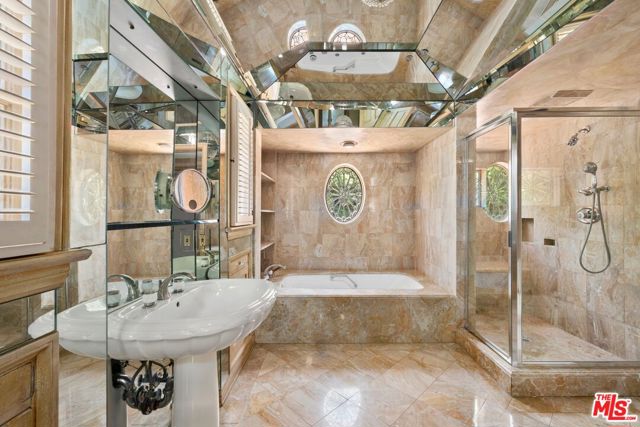 1029 Chevy Chase Drive, Beverly Hills CA: https://media.crmls.org/mediaz/df1f625b-1df8-4442-9eb7-71c9032e0a22.jpg