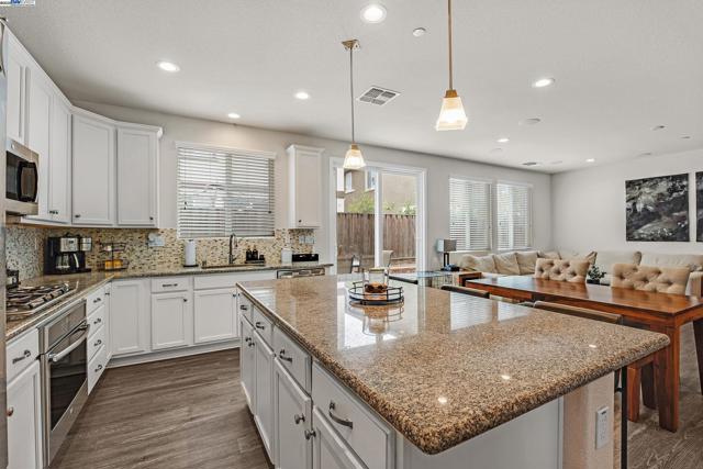 268 Coolcrest Dr, Oakley CA: https://media.crmls.org/mediaz/df1fe21d-5904-479f-a44a-477ff4259bf1.jpg