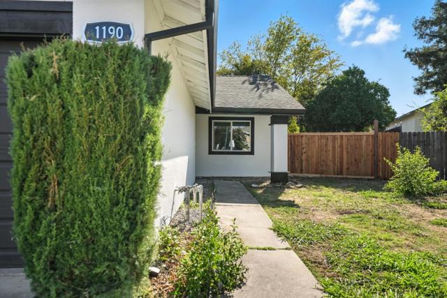 1190 Rio Norte Way, Sacramento CA: https://media.crmls.org/mediaz/df206ce6-0a6d-4cba-abaf-321c8a6a65a0.jpg