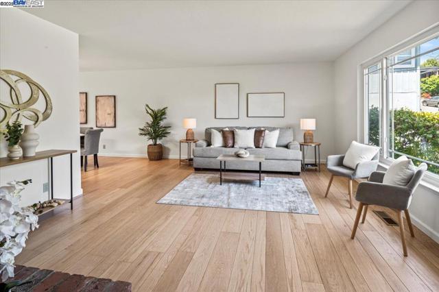 3554 Arcadian Ct, Castro Valley CA: https://media.crmls.org/mediaz/df209a82-f72a-448e-bc17-453ec8be08d4.jpg