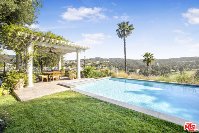 4001 Clarinda Drive, Tarzana CA: https://media.crmls.org/mediaz/df20c41b-a770-4b36-a016-e94516c98c2b.jpg