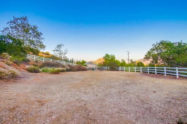 2543 Daisy Ln, Fallbrook CA: https://media.crmls.org/mediaz/df20dbb9-1dc0-4b20-855d-f7d41b8310c8.jpg