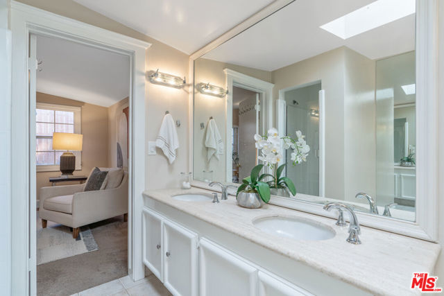 3564 Summerfield Drive, Sherman Oaks CA: https://media.crmls.org/mediaz/df21f58d-5117-483f-94d1-a9531c434adf.jpg
