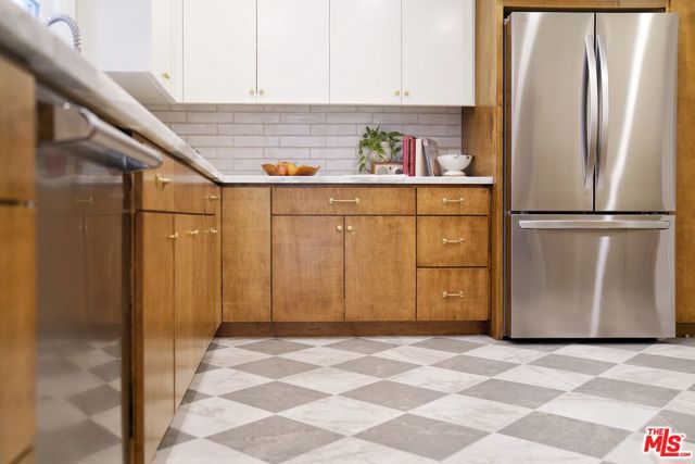322 S Kingsley Drive, Los Angeles CA: https://media.crmls.org/mediaz/df228f34-840e-431a-8eab-4ff3b3c9b061.jpg