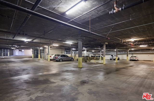 121 N Almont Drive, Beverly Hills CA: https://media.crmls.org/mediaz/df23afc1-21c4-4df2-b057-a0c00d8adc14.jpg