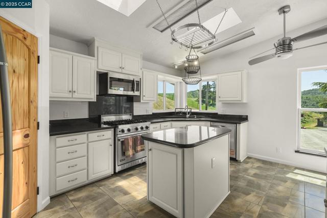 2251 Rancho Del Lago Rd, Martinez CA: https://media.crmls.org/mediaz/df245962-31ca-45eb-b59b-299a341e8b4f.jpg