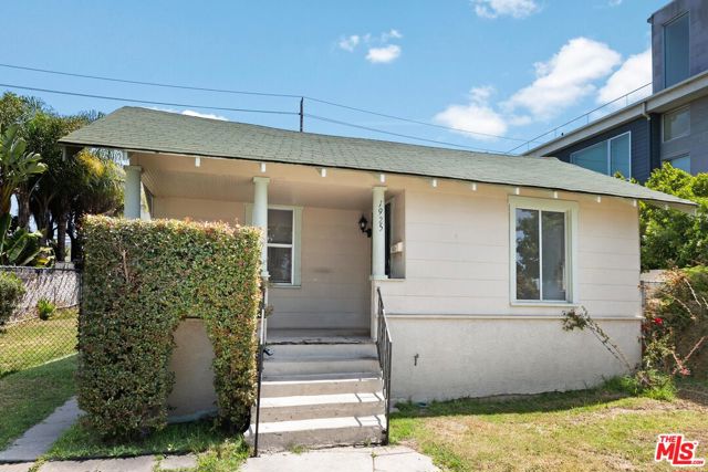 1925 19th Street, Santa Monica CA: https://media.crmls.org/mediaz/df252fb7-25ce-48f5-a2f3-e94eec9257b5.jpg