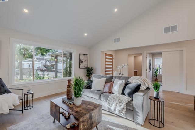 311 Foxboro Ct, San Ramon CA: https://media.crmls.org/mediaz/df267ef4-92e5-43b2-a979-4b5d01d0a1ff.jpg