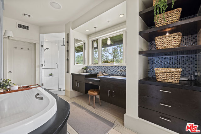4650 Canoga Avenue, Woodland Hills CA: https://media.crmls.org/mediaz/df2708e3-b7d3-4681-926d-3d3f78af3583.jpg