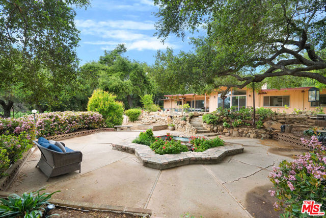 918 Palomar Road, Ojai CA: https://media.crmls.org/mediaz/df27180c-c2ff-4c83-8905-435c89878a81.jpg