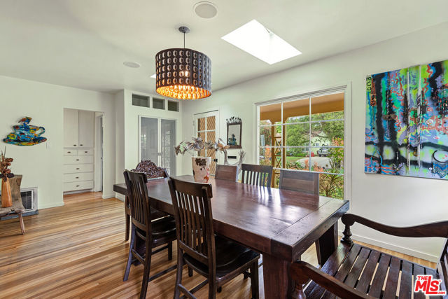 3761 Ashwood Avenue, Los Angeles CA: https://media.crmls.org/mediaz/df273d2f-7195-4140-b323-889bbf405df1.jpg