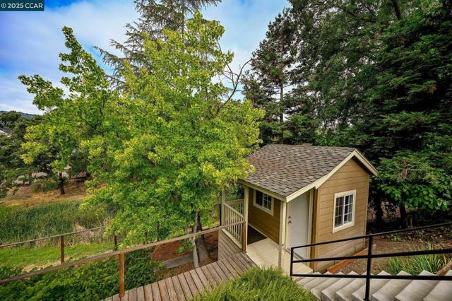 34 Willowview Ct, Danville CA: https://media.crmls.org/mediaz/df2758e1-2d25-4ccb-8757-788a3c47d68d.jpg