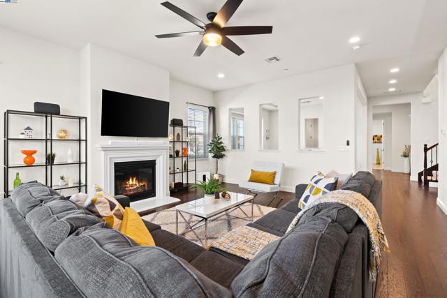 4440 Pine Mountain Way, Dublin CA: https://media.crmls.org/mediaz/df27c820-0951-490c-9558-e26b814ade19.jpg