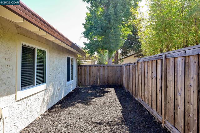 2140 Eastview Pl, Martinez CA: https://media.crmls.org/mediaz/df28041d-79d8-4c0c-9486-84cd11fcc3be.jpg
