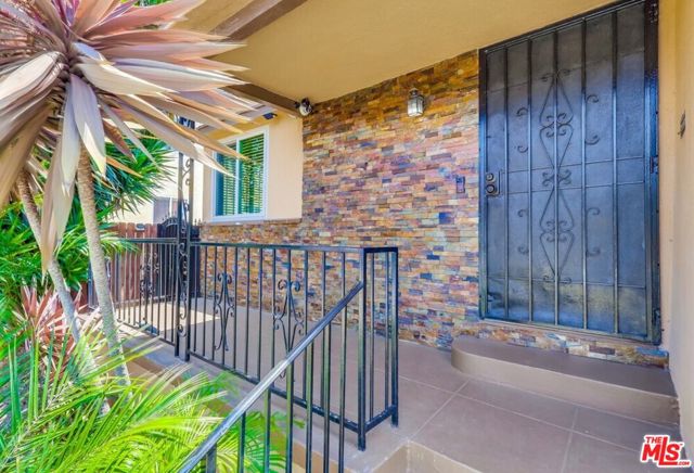 7220 10th Avenue, Los Angeles CA: https://media.crmls.org/mediaz/df291b09-c415-4c48-b6a6-b3c874765726.jpg