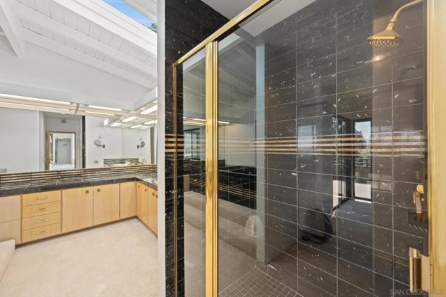 2195 Hayden Way, San Diego CA: https://media.crmls.org/mediaz/df297fa7-d29b-4498-8747-2d6bf19601cd.jpg