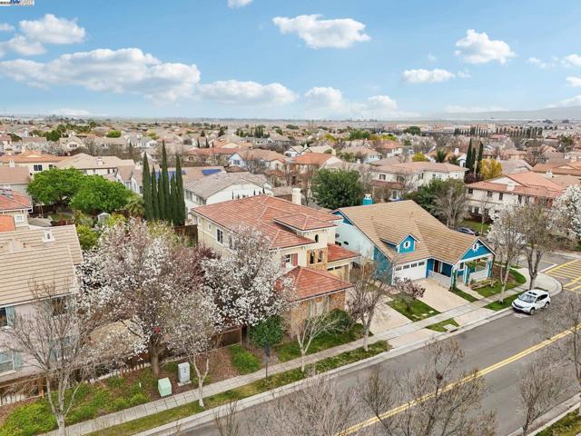 632 S Comunidad Street, Mountain House CA: https://media.crmls.org/mediaz/df2a8fed-8352-43ff-89b0-1001eb1348ad.jpg