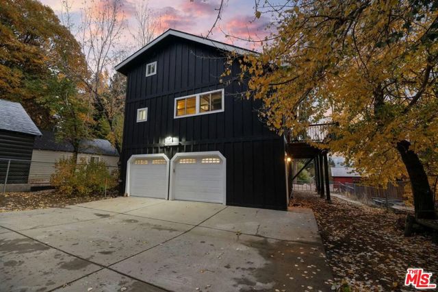 993 Cameron Drive, Big Bear CA: https://media.crmls.org/mediaz/df2b22bb-5282-4ef1-81f1-856da54f6096.jpg