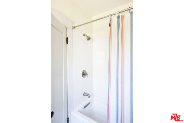 4989 Vincent Avenue, Los Angeles CA: https://media.crmls.org/mediaz/df2b7bb7-180d-425d-93f7-75c03198b323.jpg