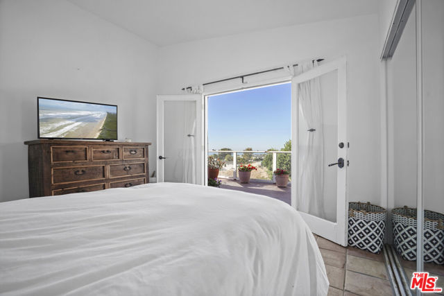6855 Dume Drive, Malibu CA: https://media.crmls.org/mediaz/df2ca0ba-3764-479b-8d1d-9788abd0bc99.jpg