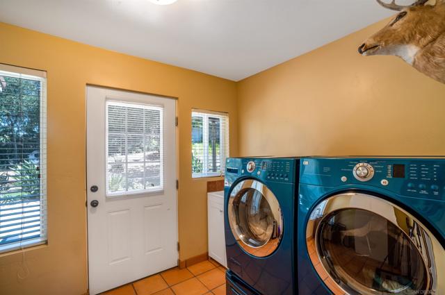 2826 Calle De Malibu, Escondido CA: https://media.crmls.org/mediaz/df2e06b0-1dd2-4dfe-b714-a53c49f0e5ae.jpg