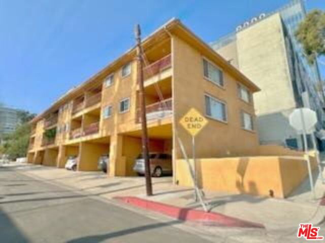 1001 Hammond Street, West Hollywood CA: https://media.crmls.org/mediaz/df2e6e74-a64b-4f79-b4b1-7d2ebb3fe6ff.jpg