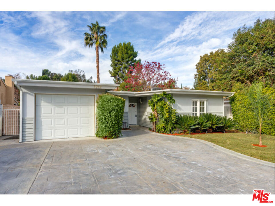 5049 SERRANIA Avenue