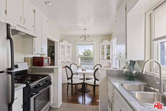 1569 S Orange Grove Avenue, Los Angeles CA: https://media.crmls.org/mediaz/df302c34-0bd5-4c37-a5f5-8e0cdcda9fd6.jpg