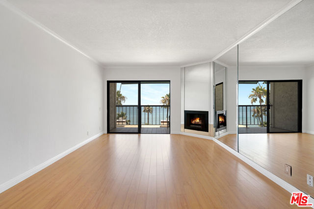 26664 Seagull Way, Malibu CA: https://media.crmls.org/mediaz/df302d52-a566-46ed-8668-d1563e8521d3.jpg