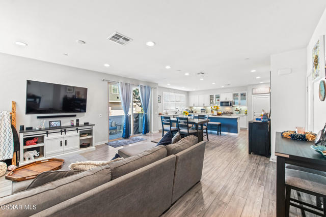 1830 Poppy Drive, Simi Valley CA: https://media.crmls.org/mediaz/df30c113-8105-4d29-96a0-132037c7b44a.jpg