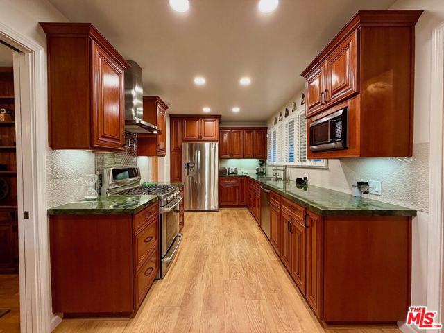 13957 Chandler Boulevard, Sherman Oaks CA: https://media.crmls.org/mediaz/df30ed8d-66e9-416a-b72a-623a796f99c2.jpg