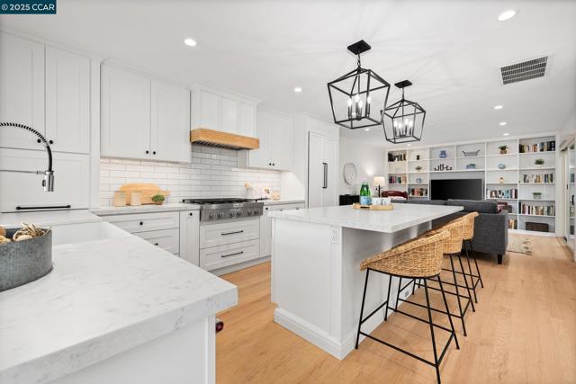 685 Saint George Rd, Danville CA: https://media.crmls.org/mediaz/df31a0ea-34b4-41a5-ad4c-22d4dfdfa169.jpg