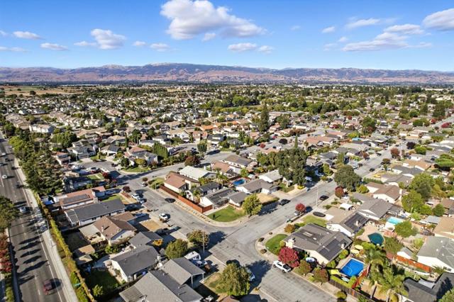 1297 Chesbro Way, Gilroy CA: https://media.crmls.org/mediaz/df323eb7-ed2c-4ef5-af5c-9579d9602fb5.jpg
