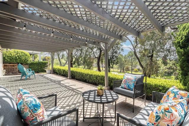 553 Saint George Rd, Danville CA: https://media.crmls.org/mediaz/df324927-48b1-4ad2-8ff5-3b00984ce8ef.jpg