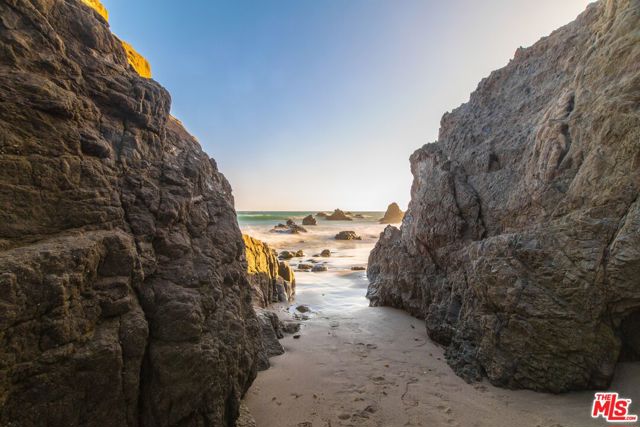 31866 Seafield Drive, Malibu CA: https://media.crmls.org/mediaz/df329582-8828-4e57-912b-a279bca0b73a.jpg