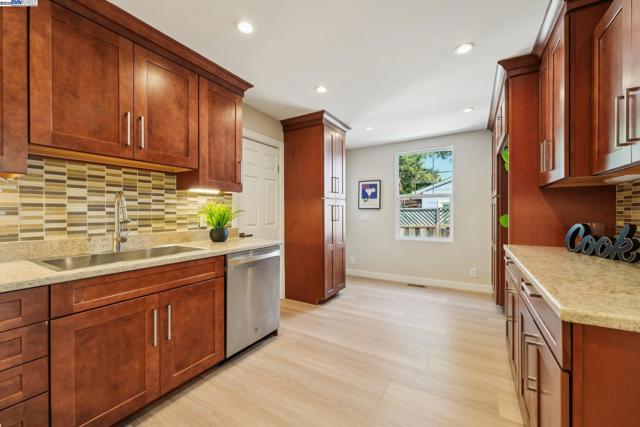 431 Alameda De Las Pulgas, Redwood City CA: https://media.crmls.org/mediaz/df332ada-9953-4a41-a662-c8e3f389b437.jpg