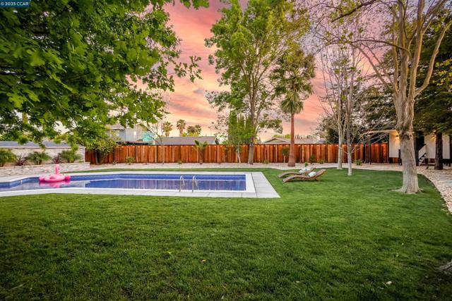 27 Briarwood Ct, Brentwood CA: https://media.crmls.org/mediaz/df349c61-078f-44d6-8deb-a4472f225ae8.jpg
