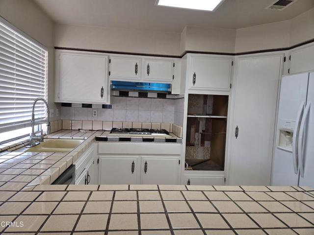 Detail Gallery Image 3 of 13 For 18534 Symeron Rd, Apple Valley,  CA 92307 - 3 Beds | 2 Baths