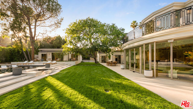 901 N Whittier Drive, Beverly Hills CA: https://media.crmls.org/mediaz/df359a26-d08c-4ca5-b6f8-a625277c0664.jpg