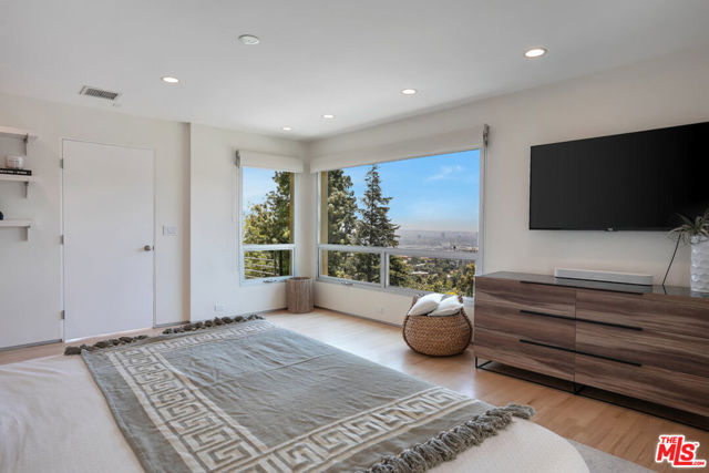 2742 Creston Drive, Los Angeles CA: https://media.crmls.org/mediaz/df36e397-ec1f-478a-9ded-2058c9084016.jpg