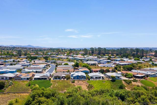5188 Weymouth Way, Oceanside CA: https://media.crmls.org/mediaz/df3735d8-9c51-47dc-a463-d615cd4a19c8.jpg